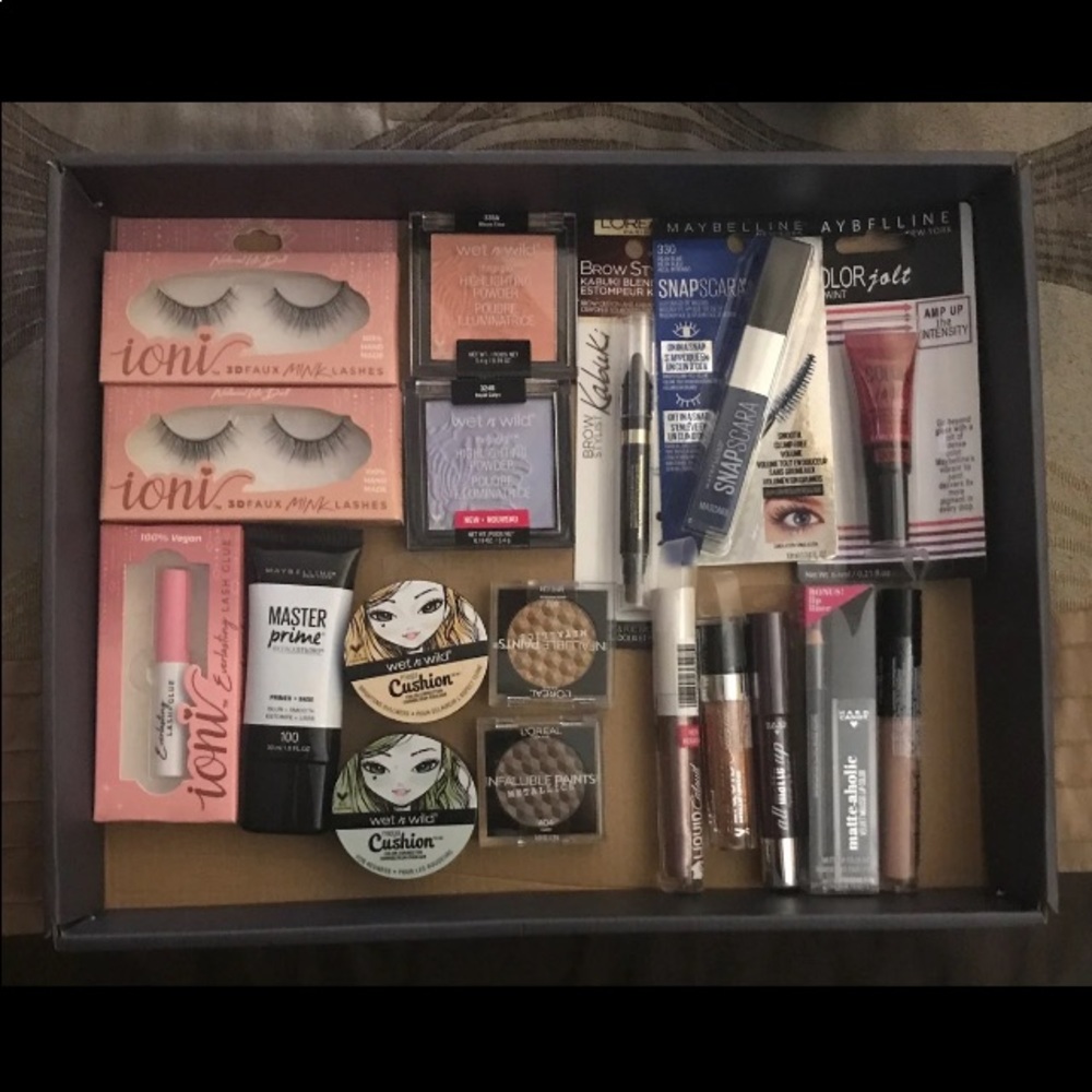 Makeup (18 piece) lot